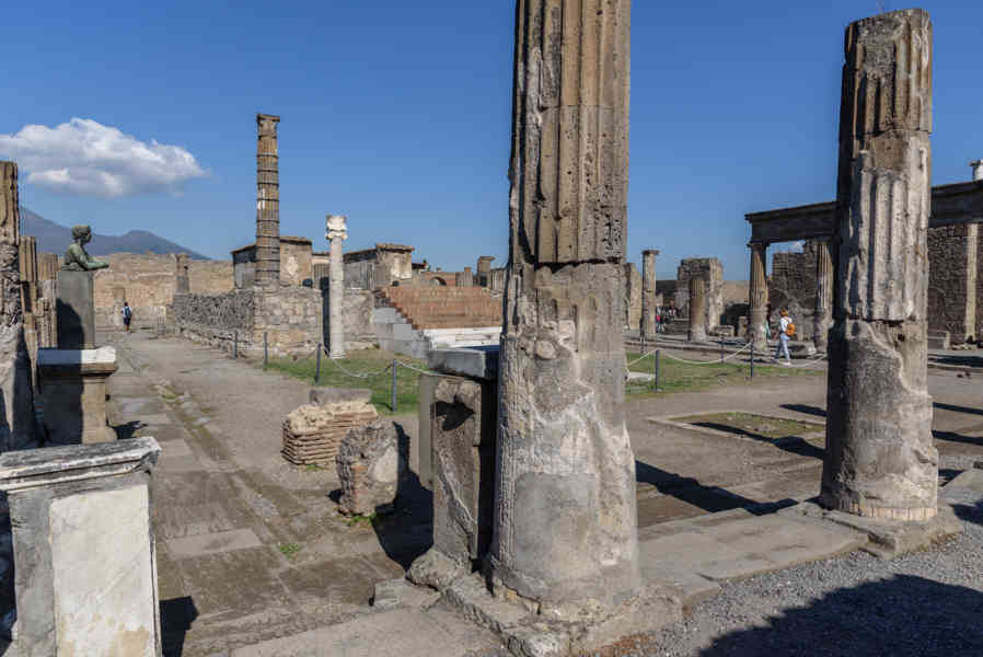 115 - Italia - Pompeya - parque arqueológico de Pompeya - Santuario de Apolo.jpg